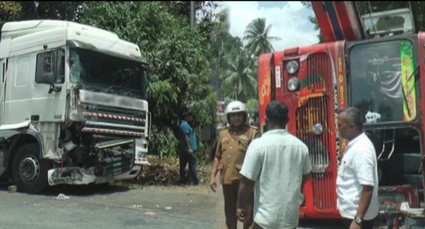 වරකාපොළ බස් අනතුරකින් කාන්තාවක් මරුට..